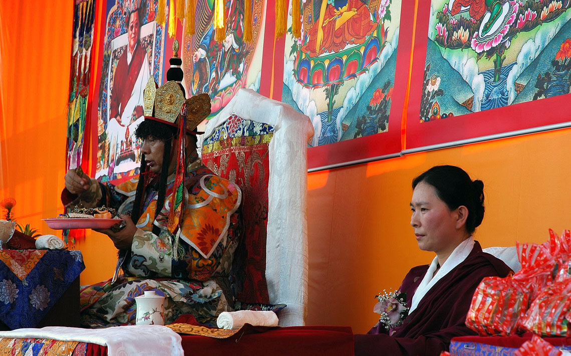 法王 董瑟听列诺布仁波切在其藏文论着的全集中这样写道