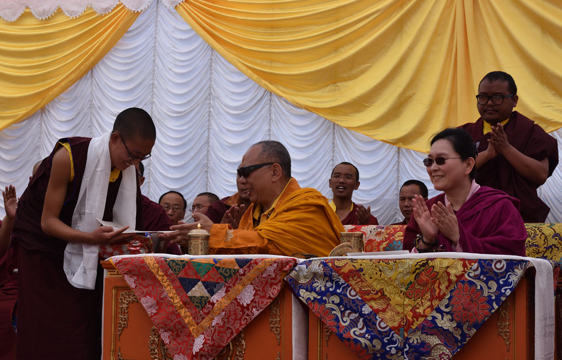 预言与绍隆莲师佛陀志业,特别是弘扬宁玛巴传承法脉中的敦珠法王传承