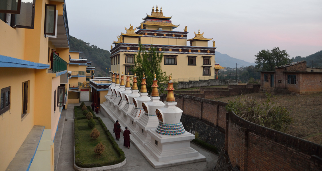 八大舍利塔与转经轮