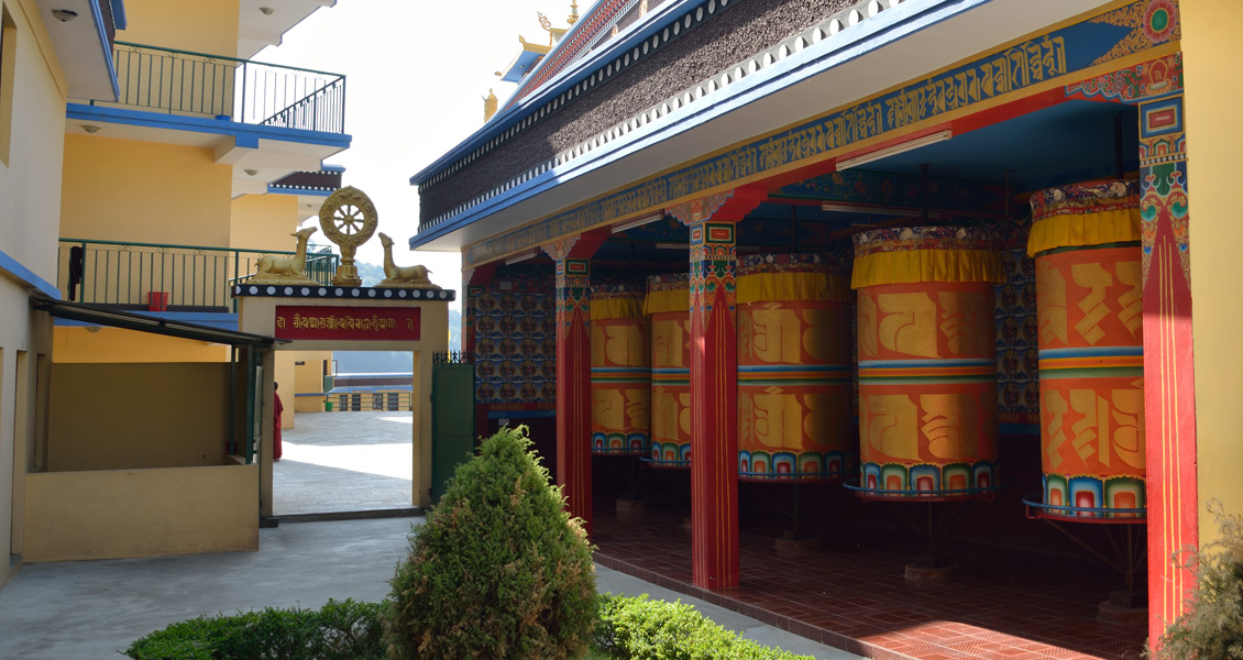 八大舍利塔与转经轮